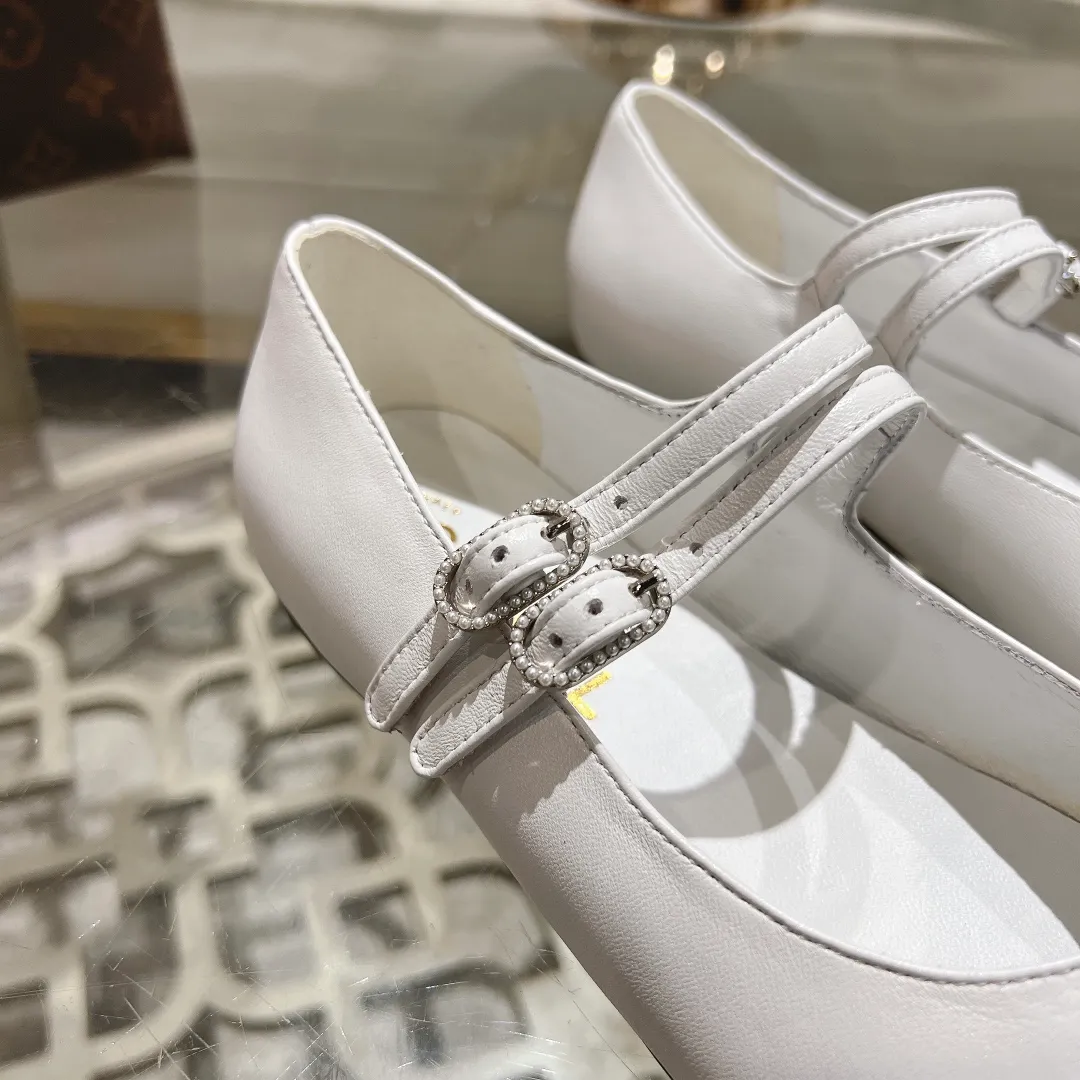 👟👟Ex-factory price 520👟👟 Women's Shoes Factory 𝐂𝐇𝐀𝐍𝐄𝐋 | Xiaoxiang 2025 Mary Jane Shoes Macaron Series ❤️ 2025 Spring and Summer New Xiaoxiang Mary Jane Shoes Series New〰 🍬 A must in the fashion circle, the matching will demonstrate meticulous minimalism Classic elements that will never fade away 💋 Show unique dressing style and it’s too beautiful to say anything. A must-have for summer... Upper: Sheepskin Lining: Sheepskin Outsole: Genuine leather sole Shoe size: 35-41 (40 and 41 customizations are non-refundable) Heel height: 1.5cm/6cm